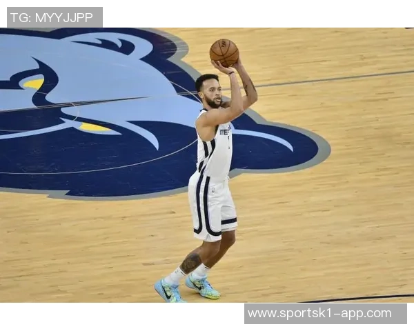 克莱半场表现稳健11投4中三分球命中3个贡献11分2篮板1封盖